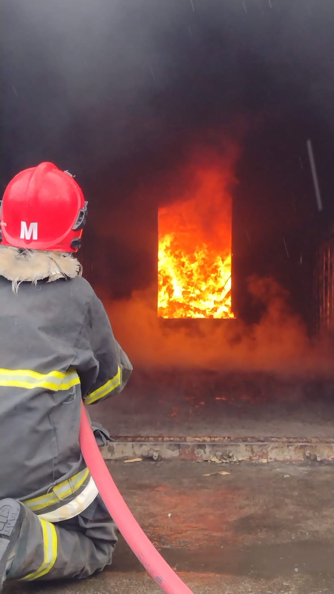 Instrutor OCF em treinamento real de combate a incêndio